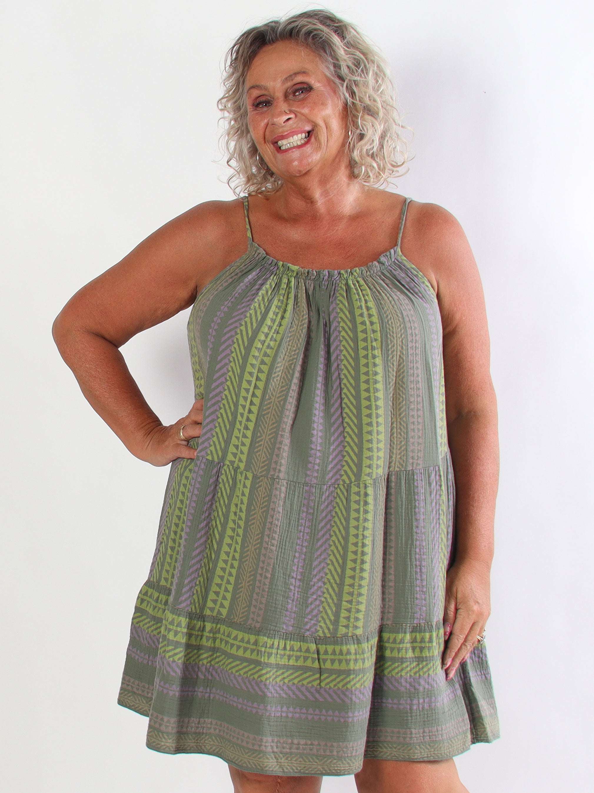 Jill Tribal - Plus size axelbandsklänning i mjuk och luftig muslin med färgglatt mönster